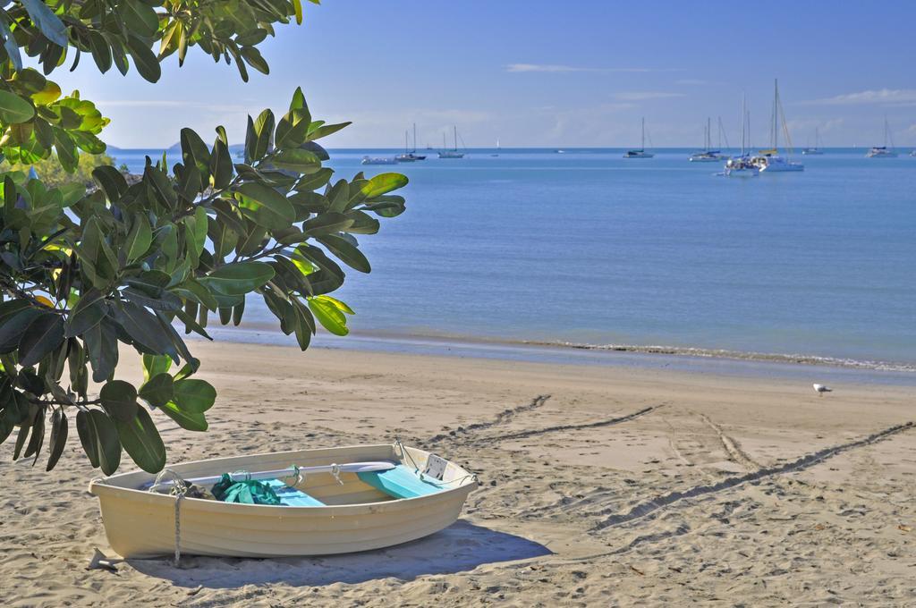Colonial Court Beachfront Motel & Holiday Stay Эйрли-Бич Экстерьер фото