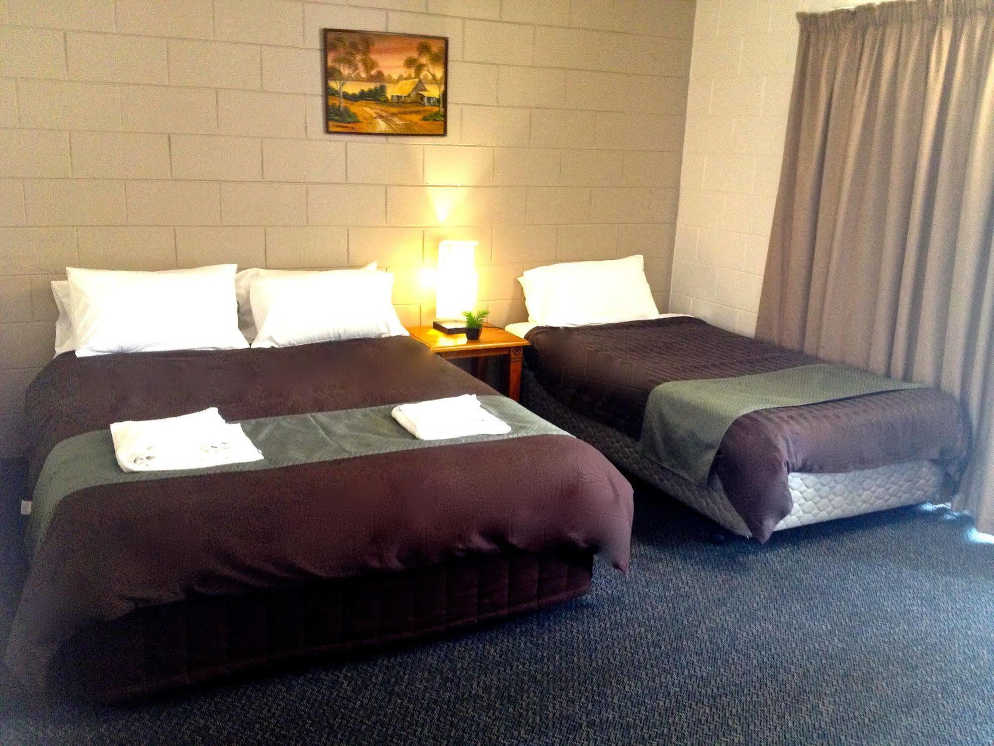 Colonial Court Beachfront Motel & Holiday Stay Эйрли-Бич Экстерьер фото