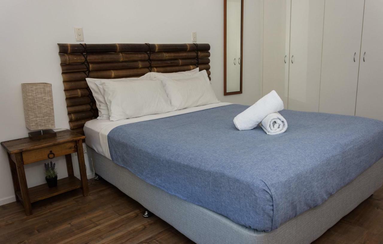 Colonial Court Beachfront Motel & Holiday Stay Эйрли-Бич Экстерьер фото